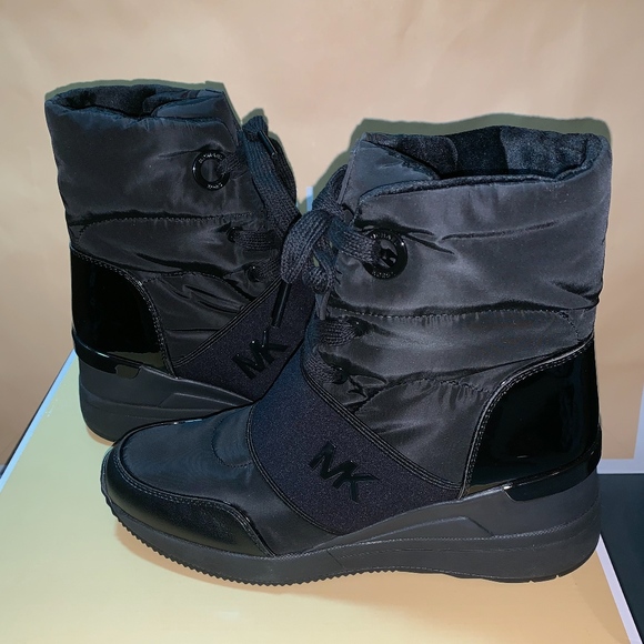 NEW MICHAEL KORS ANKLE BOOTS - WOMEN'S SIZE 8 - Picture 1 of 8